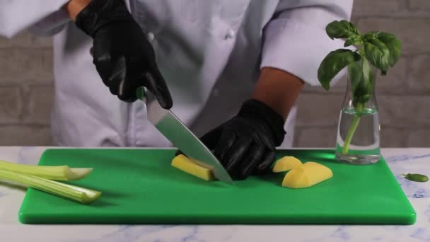 Una chef taglia la patata con il coltello a fette. — Video Stock