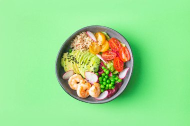 Taze avokado, yeşil turtalı karides salatası, kiraz domatesleri, otlar ve zeytinyağı, limon sosu. sağlıklı yiyecekler