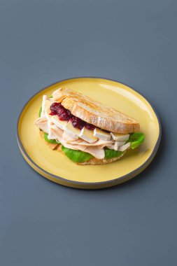 Ispanaklı tost, Fransız peyniri Bri jambon ve gri arka planda reçel.