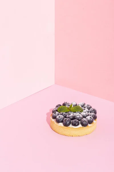 Primer plano de tartas de postre de arándanos frescos gourmet de lujo en rosa — Foto de Stock