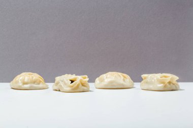 Etli, domatesli, otlu, soslu ve bezelyeli gri minimalist.