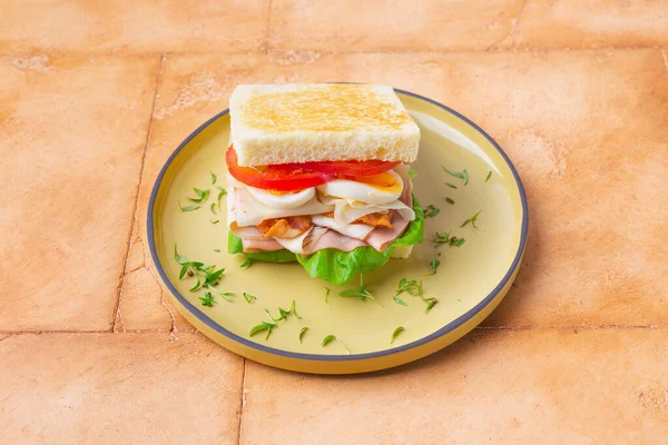 Sandwich Big Club au jambon, bacon, tomate, concombre, fromage, œufs et herbes — Photo