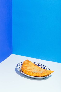 Geleneksel Kafkas tabağında içi doldurulmuş ve bitkilerle ev yapımı cheburekler.