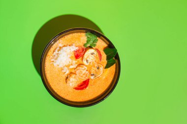 Tom Yum Goong Nam Kon Thai Çorbası, karides, Enoki mantarı ve taze biber.