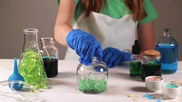 Cristal verde cultivado por uma criança. A mostrar resultado. A ciência é um conceito divertido. Experiência com crianças em casa. — Vídeo de Stock