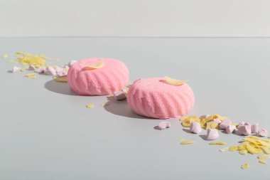 Gri kağıttan arka planda bademli pembe şekerleme Zefir.