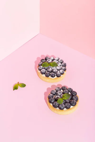Primer plano de tartas de postre de arándanos frescos gourmet de lujo en rosa — Foto de Stock
