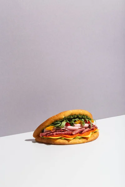 Sándwich de baguette con ensalada de pollo en sombra dura gris Imagen De Stock
