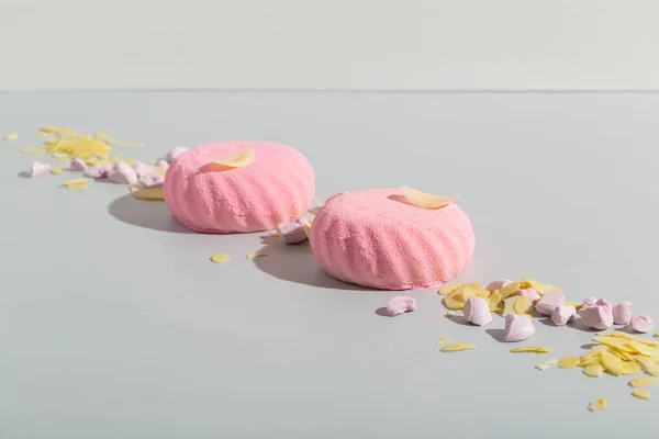 Rosa marshmallow Zefir på grått papper bakgrund med mandel Stockbild