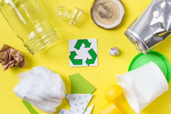Limpie la basura para reciclar: metal, papel plástico y vidrio. Concepto de reciclaje en amarillo. Imágenes De Stock Sin Royalties Gratis