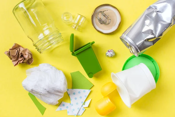 Rengör papperskorgen för återvinning i små soptunnor, plastpapper och glas. Återvinningskoncept för gult. Royaltyfria Stockfoton