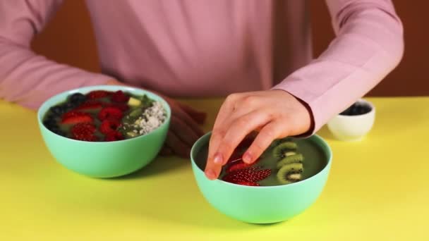 Dziecko ręka podejmowania superfood smoothie bowl. — Wideo stockowe