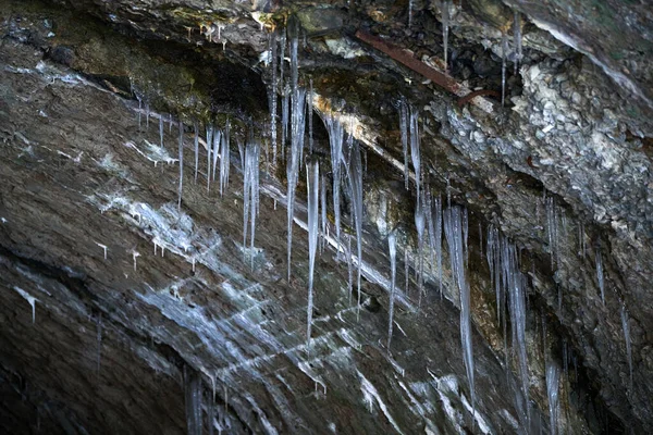 Eiszapfen Wachsen Von Unten Nach Oben — Stockfoto