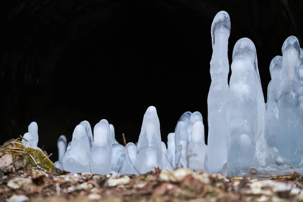 Eiszapfen Wachsen Von Unten Nach Oben — Stockfoto