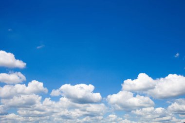 Mavi gökyüzü ve bulutlar