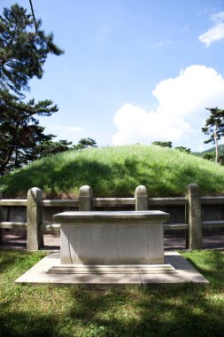 Kral Heondeok 'un Kraliyet Mezarı Şilla Hanedanlığından kalma eski bir mezardır..