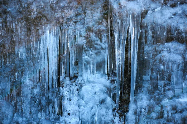 寒い冬に作られたつらら — ストック写真