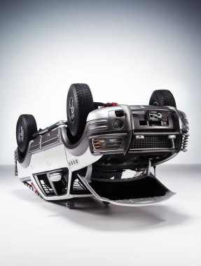 beyaz arkaplandaki araba.