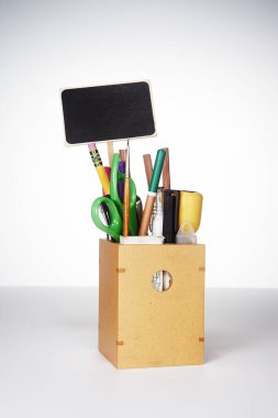 beyaz zemin üzerine kalem sahibi.