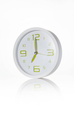 Beyaz arkaplanda duvar saati.