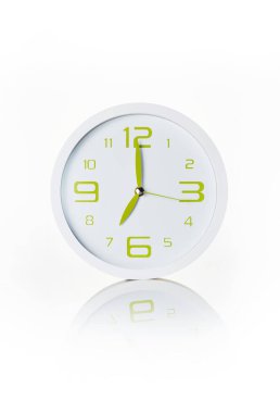 Beyaz arkaplanda duvar saati.