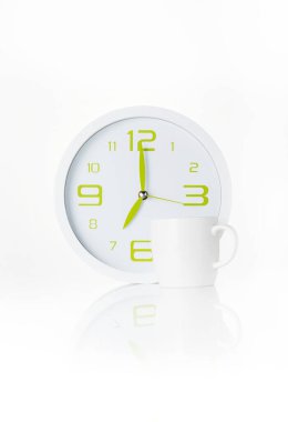 Beyaz arkaplanda duvar saati.