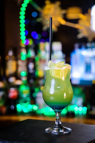 Cocktail Tall Green Glass Lemon Wedges Black Straw — Fotografia de Stock
