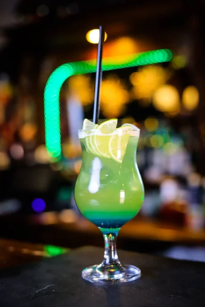 Cocktail Tall Green Glass Lemon Wedges Black Straw — Fotografia de Stock