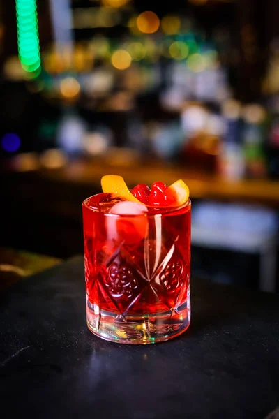 Red Cocktail Low Crystal Glass Ice Red Yellow Fruits — Fotografia de Stock