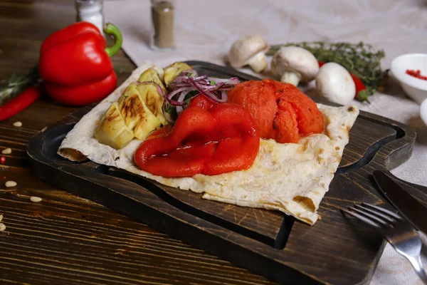 Pita Bread Served Grilled Vegetables Zucchini Red Pepper Skinless Tomato — Stock Photo, Image