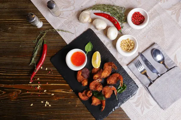 Camarones Tempura Langostinos Limón Rodajas Hojas Albahaca Verde Sirven Soporte — Foto de Stock