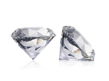 Beyaz arka planda göz kamaştırıcı elmas