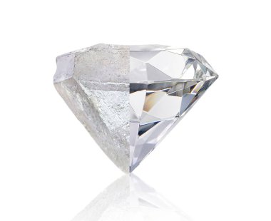 Beyaz arka planda kesilmeden önce ve sonra göz kamaştırıcı elmas