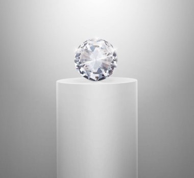 Parlak beyaz kürsüde göz kamaştırıcı bir elmas. Beyaz arka plandaki spot ışıklarıyla kaideyi aydınlatan kavram