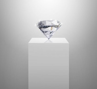 Parlak beyaz kürsüde göz kamaştırıcı bir elmas. Beyaz arka plandaki spot ışıklarıyla kaideyi aydınlatan kavram