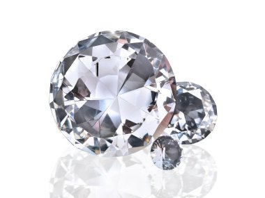 Beyaz arka planda göz kamaştırıcı elmas