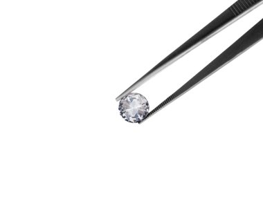 Elmas cımbızla tutulan beyaz zemin üzerindeki elmas