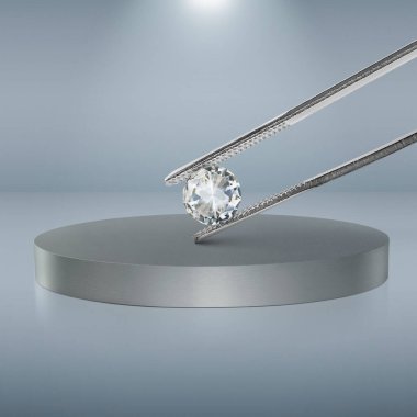 Elmas cımbızla tutulmuş, parlak, yuvarlak kaide kürsüsünde. Arka plandaki spot ışıklarıyla kaideyi aydınlatan kavram