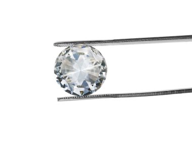 Elmas cımbızla tutulan beyaz zemin üzerindeki elmas