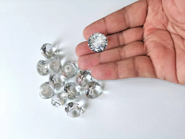 Primer Plano Mano Del Gemólogo Joyero Con Diamantes Talla Redonda —  Fotos de Stock