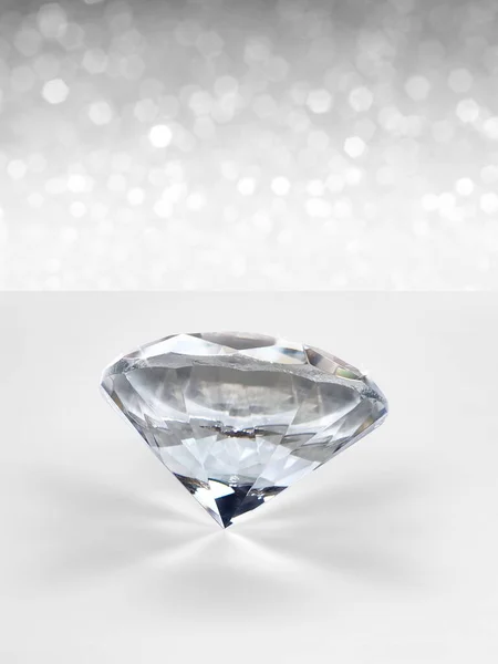 Diamante Deslumbrante Sobre Fondo Bokeh Blanco Brillante Concepto Para Elegir — Foto de Stock