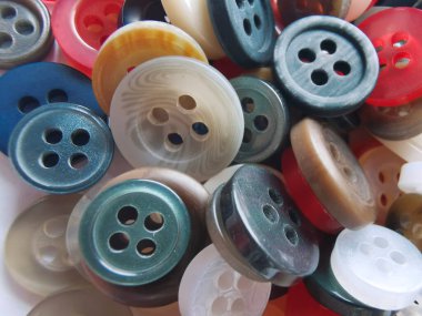 beyaz zemin üzerinde giyim düğmeleri