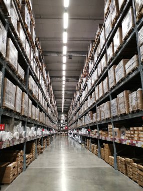 Büyük ölçekli bir alışveriş merkezinin deposu.