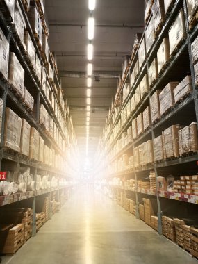 Büyük ölçekli bir alışveriş merkezinin deposu.