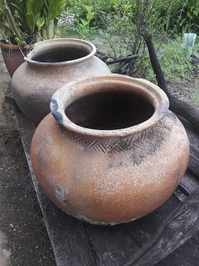 Arka bahçede eski toprak havzaları