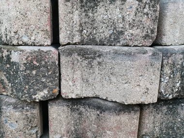 Bir yığın eski tuğla