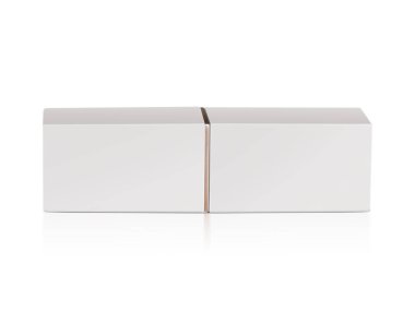 Beyaz arka plan üzerinde izole kozmetik kutusu