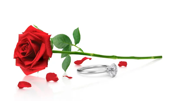 Rosa Roja Con Elegante Anillo Diamantes Sobre Fondo Blanco —  Fotos de Stock