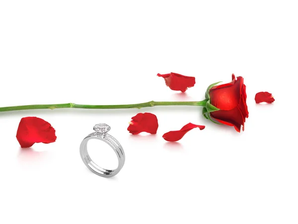Κόκκινο Τριαντάφυλλο Κομψό Δαχτυλίδι Διαμάντι Λευκό Φόντο — Φωτογραφία Αρχείου