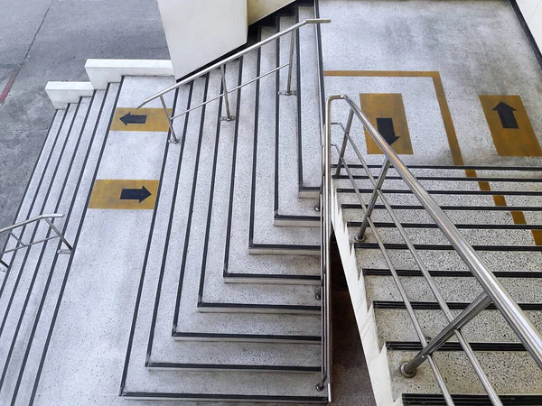 Lange Treppen Steigen Viele Das Bürogebäude Hinauf — Stockfoto